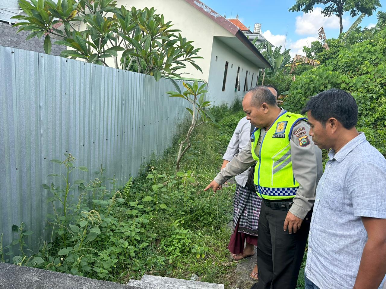MASIH DITELISIK : Penemuan bayi di pinggir sungai Jalan Raya Dalung, Kuta Utara, Bali, Kamis 22 Juni 2023.