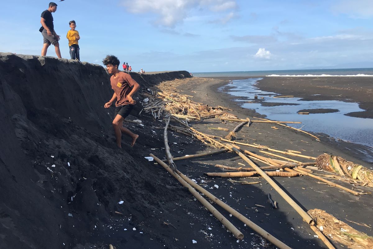 TERGERUS: Hamparan pasir di pantai Biaung Denpasar Selatan akibat hantaman air laut.