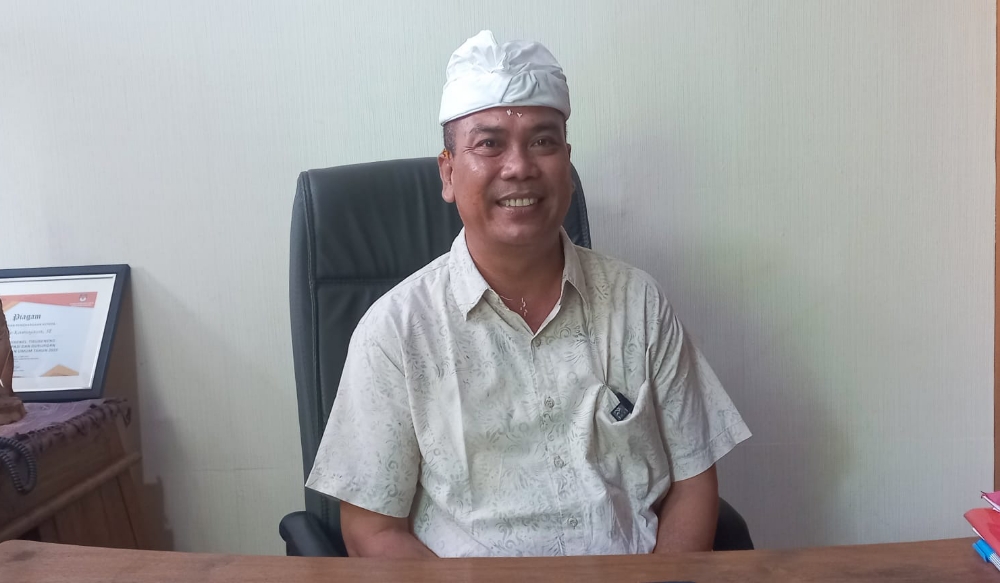 APRESIASI: Perbekel Desa Tibubeneng I Made Kamajaya, Senin (3/6/2023). (Ni Made Ari Rismaya Dewi/Radar Bali)