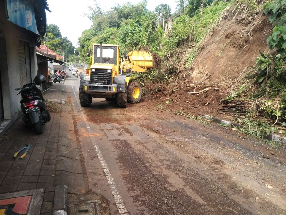 DAMPAK CUACA: Longsor di Jalan Gulingan, Banjar Selat Beringkit, Desa Mengwitani, Kecamatan Mengwi, Badung