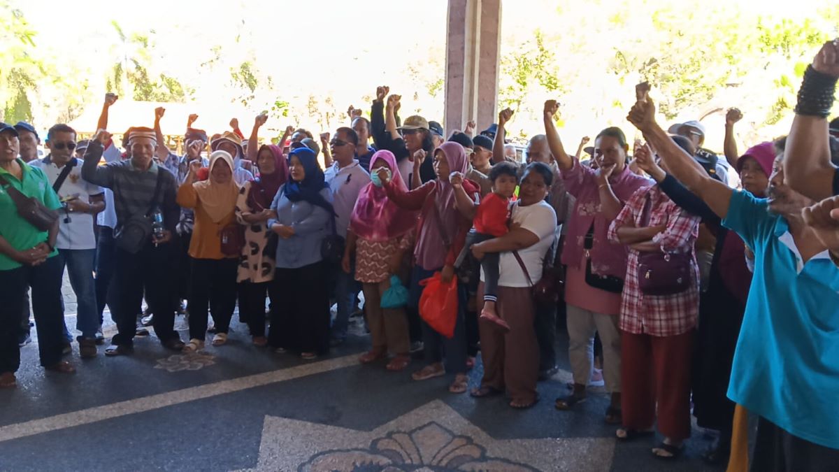 TUNTUT HAK: Warga dari Kelurahan Gilimanuk yang mendatangi kantor DPRD Jembrana untuk menuntut SHM tanah Gilimanuk, 3 Juli 2023.