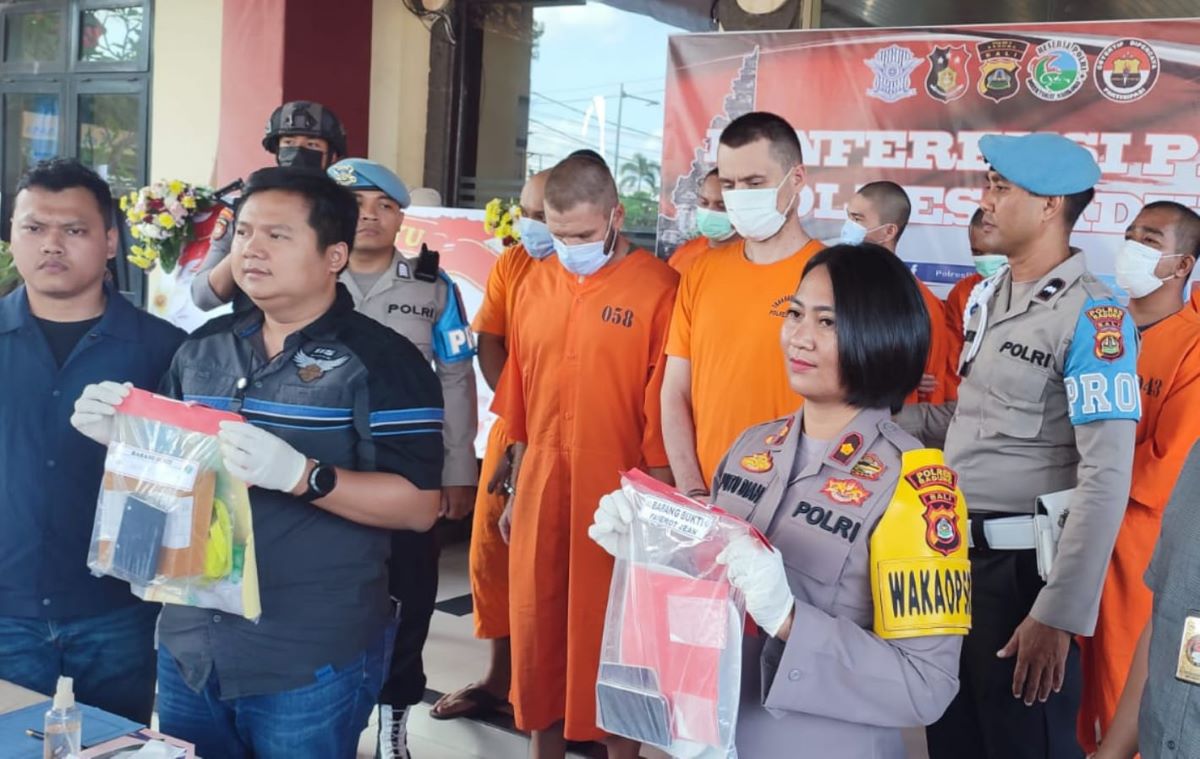 NGOPLOS OBAT: Beau Jackson Burgender, 38,  dan Jean Faverot alias Jhon, 37 asal Perancis berurusan dengan Hukum Indonesia. Diamankan Satnarkoba Polres Badung.