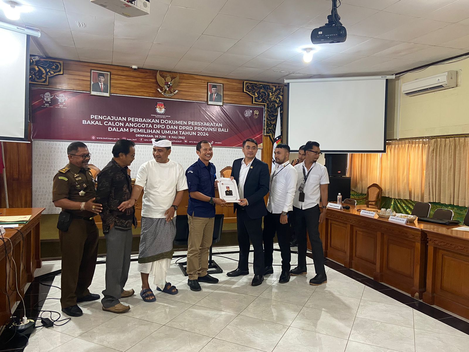 PERWAKILAN DAERAH: Bacalon DPD RI menyerahkan perbaikan persyaratan kepada KPU Bali kemarin (4/7) di Kantor KPU Bali.