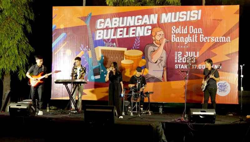 PANGGUNG AKSI BERSAMA : Salah satu band tampil dalam acara Temu Gabungan Musisi Buleleng di Ruang Terbuka Hijau (RTH) Rumah Jabatan Bupati Buleleng, pada Minggu (2/7/2023) malam.