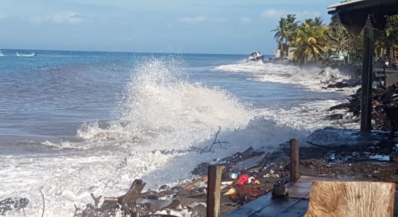 BERISIKO ABRASI MELUAS : Ombak besar menghantam pesisir Pantai Pebuahan, Jembrana.