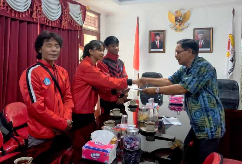 JELANG BERANGKAT : Ketua Umum KONI Bali (kanan) saat menerima atlet panjat tebing Badung yang akan ikut kejuaraan di Singapura.
