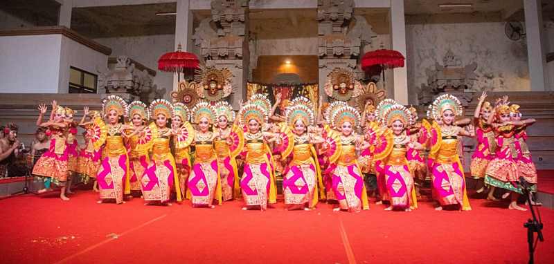 GAYA KHAS ANAK-ANAK : Para penari bocah asal Banjar Mukti, Desa Singapadu, Gianyar, penuh semangat menarikan kesenian Janger  di Wantilan Taman Budaya.