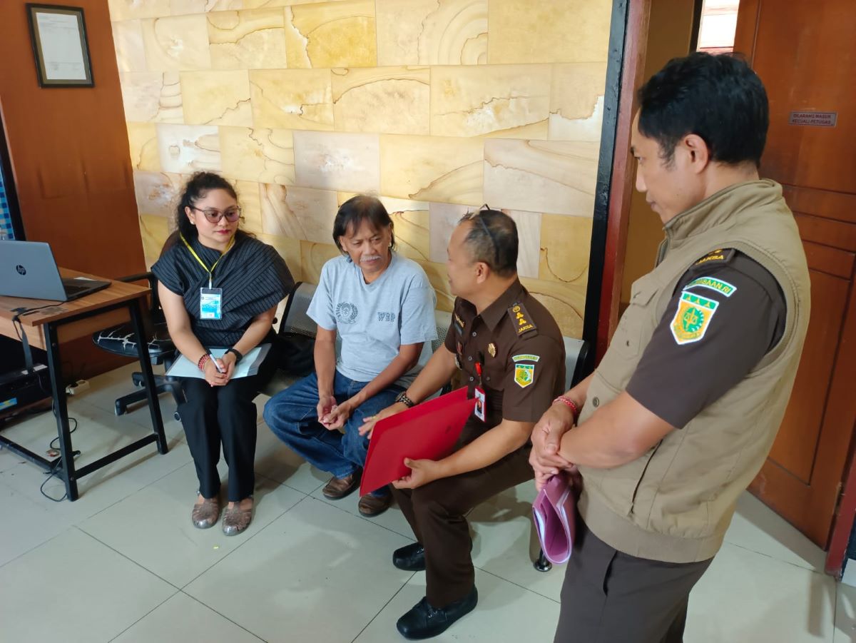 JADI PESAKITAN: Tersangka Raden Agung Sumarsetiono alias RAS (pakai kaus) segera di seret ke hadapan persidangan PN Denpasar