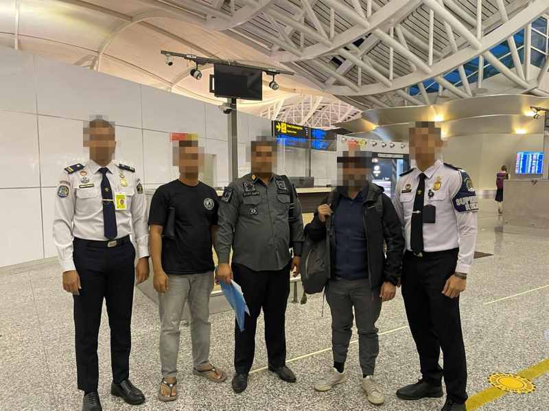 PULANGKAN SAJA : Warga negara asing asal Belgia berinisial DD (dua dari kanan) dikembalikan ke negara asalnya, karena melanggar izin tinggal.