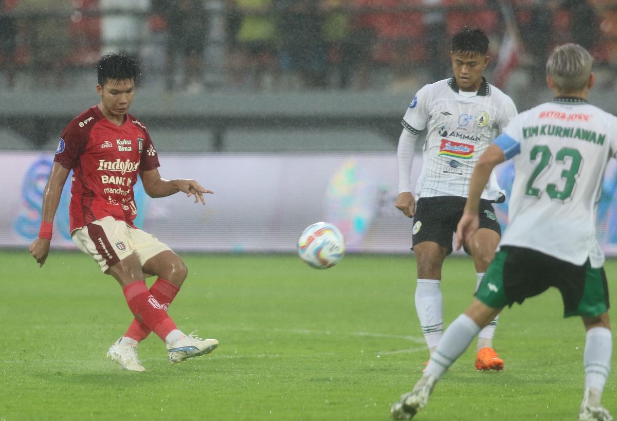 Pemain muda Bali United Kadek Arel Priyatna (kiri kaus merah) dalam laga Bali United vs PSS Sleman di Stadion Kaptyen I Wayan Dipta.