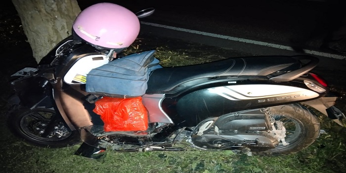 Motor yang dikendarai satu keluarga yang menewaskan ibu dan balitanya di Jalan Denpasar - Gilimanuk wilayah Kelurahan Gilimanuk.