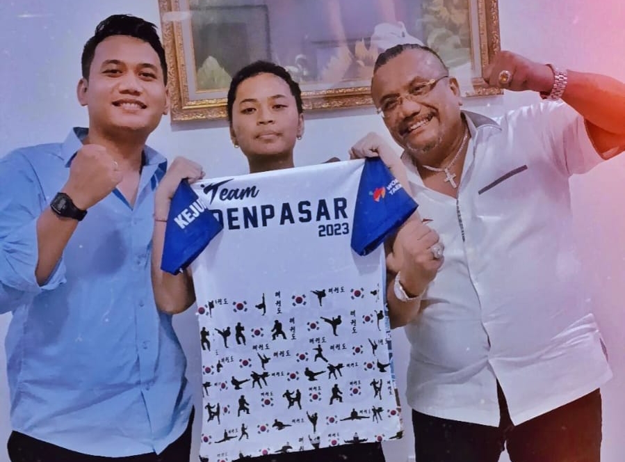 DIDUKUNG ORANG TUA: Adelia Shinta Dewi (tengah) bersama sang ayah advokat Togar Situmorang (kanan). (Radar Bali Photo)
