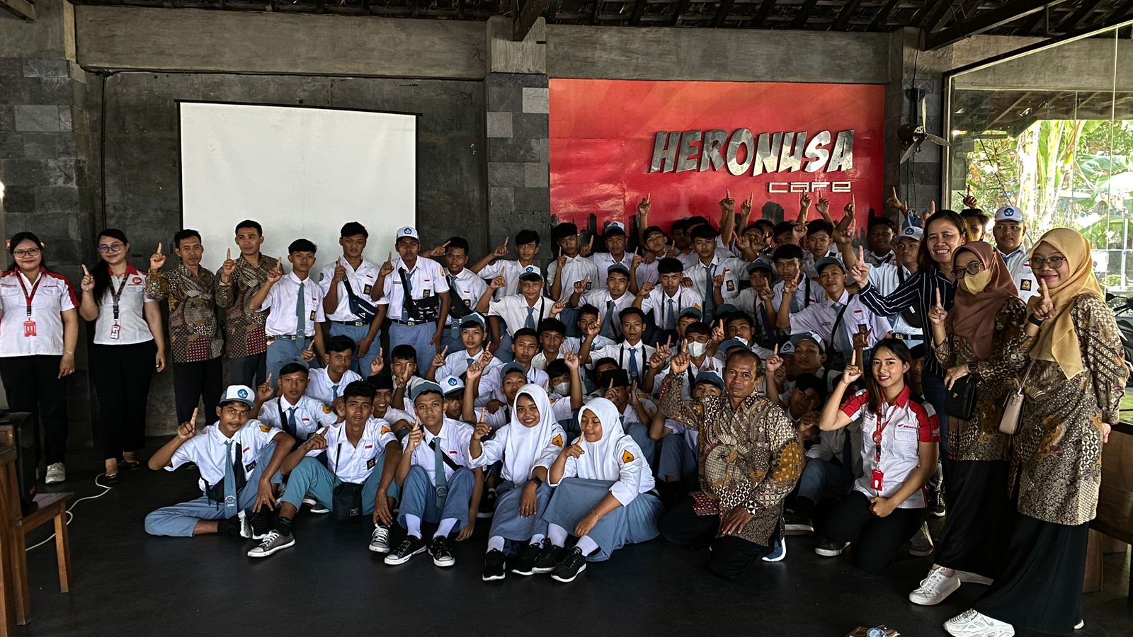 DUNIA KERJA: Seluruh siswa dari Jateng mendapatkan pengetahuan pelayanan konsumen loyal serta aktivitas dalam melayani konsumen di    Dealer Heronusa Bali.