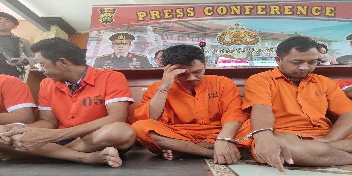 Pelaku I Putu Doni Yahya (tengah) saat dirilis di Polres Gianyar.