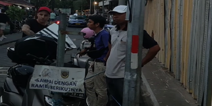 Seorang wisman komplain karena ditindak ketika parkir sembarangan di kawasan Gang Poppies II, Kuta.