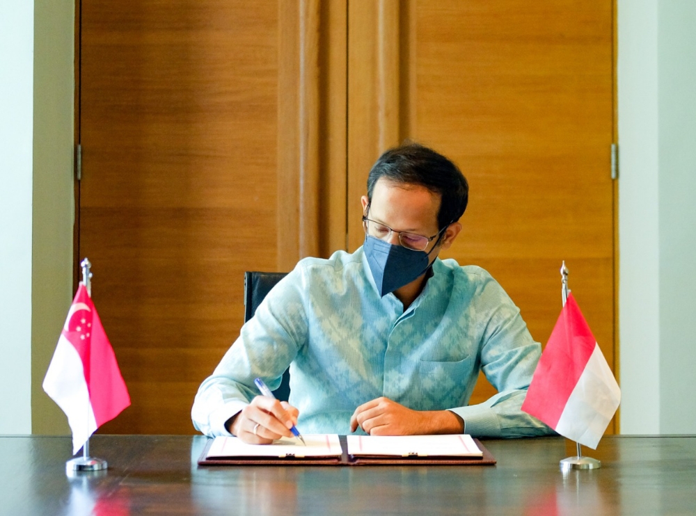 BILATERAL: Mendikbudristek RI Nadiem Makariem menandatangani kerjasama pendidikan dengan Singapura pada 2022. (Kemendikbud)