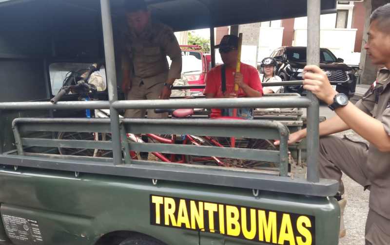 BUKAN AKTING UNTUK FILM : Yuda Alfiad, pengamen pura-pura buta asal Sragen, Jawa Tengah, ini akhirnya diamankan Satpol PP Jembrana, meskipun sudah berusaha berlagak sebagai orang buta.