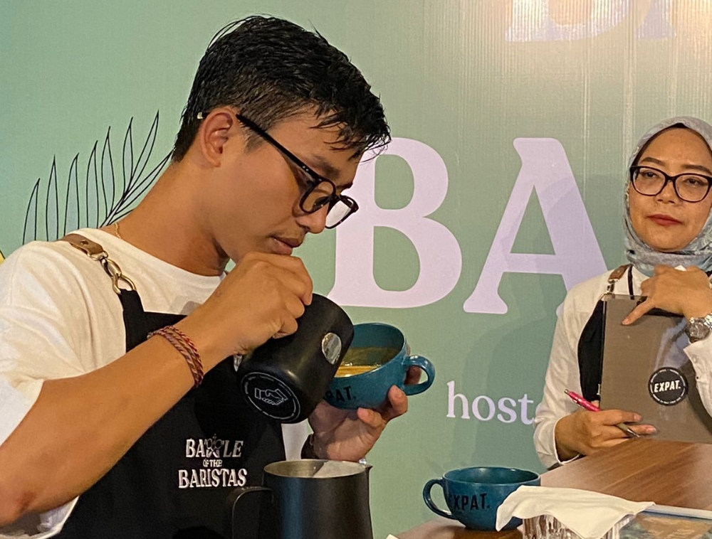 BERBASIS TANAMAN BERKELANJUTAN: Salah seorang semifinalis Battle of The Baristas di Luber Bali di Kuta, Badung, Jumat 7 Juli 2023. (Expat.Roaster untuk Radar Bali)