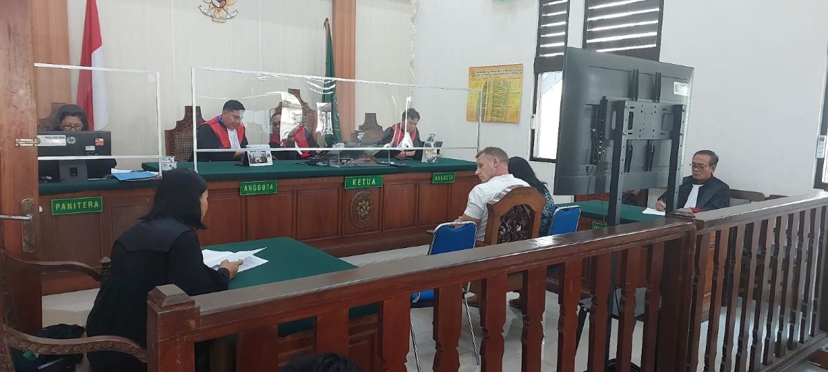 TUNTUT KEADILAN: Bule asal Belanda bernama Dirk Hermanus Egbertus Kastermans, 53, jalani sidang dengan agenda Pledoi, di ruangan Tirta, Pengadilan Negeri (PN) Denpasar, Kamis 6 Juli 2023.