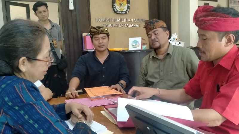 SIBUK LENGKAPI BERKAS : Suasana PDIP Tabanan dan Golkar Tabanan yang mulai melakukan perbaikan berkas.