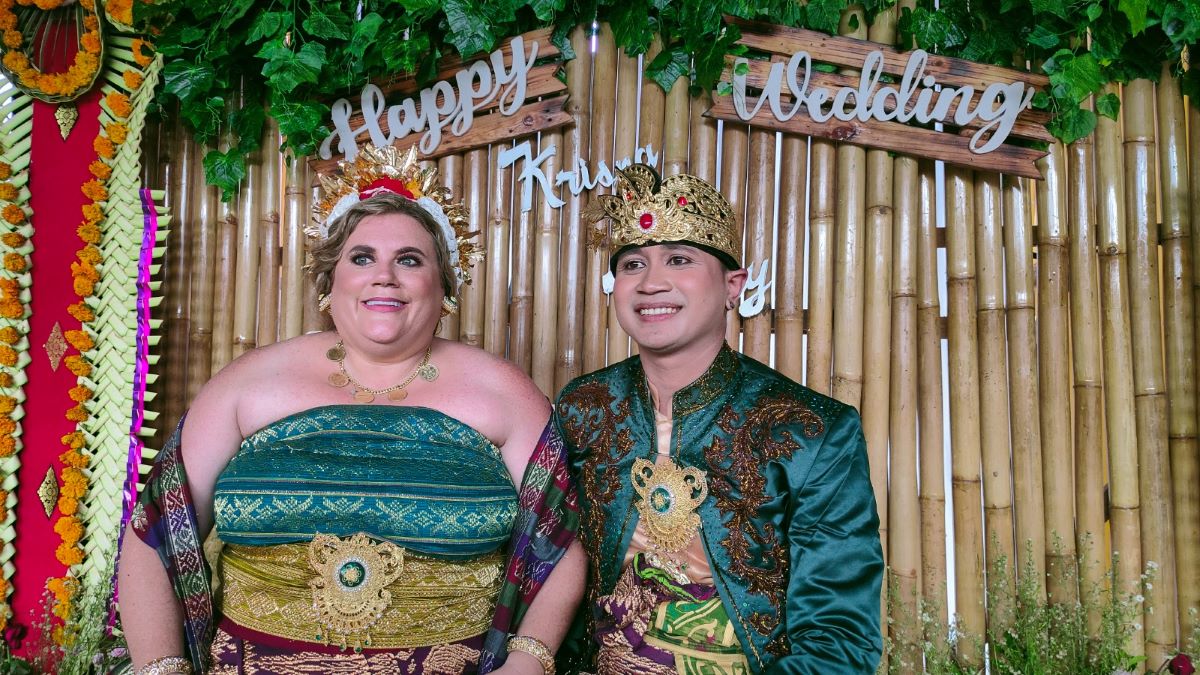 BAHAGIA: Pasangan mempelai Kelly Proctor (kiri) dan suaminya Krisna Putra (kanan) usai melangsungkan proses pernikahan secara adat Bali di Kelurahan Paket Agung, Singaraja.