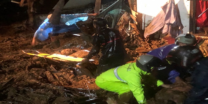 Proses evakuasi para korban yang tewas tertimbun longsor di Bangli.