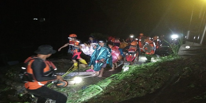 Tim Sar saat melakukan evakuasi 6 pekerja objek wisata Glamping Riverside dibantaran sungai Telaga Waja, Banjar Dinas Langsat, Desa Rendang, Rendang yang terjebak akibat air sungai Telaga meluap.