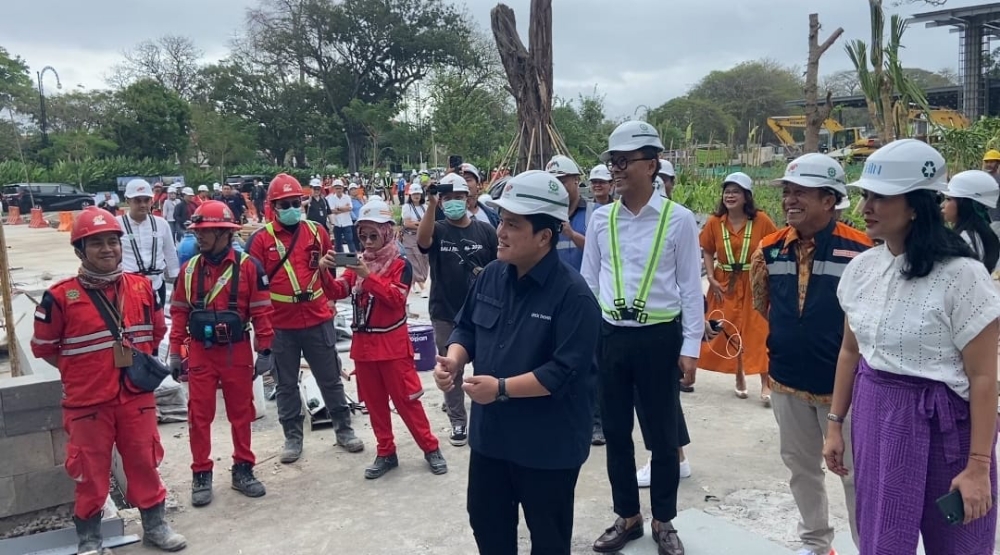 SAPA KARYAWAN: Menteri BUMN Erick Thohir (tengah) tinjau pembangunan KEK Sanur, Jumat (7/7/2023). (HIN UNTUK RADAR BALI)