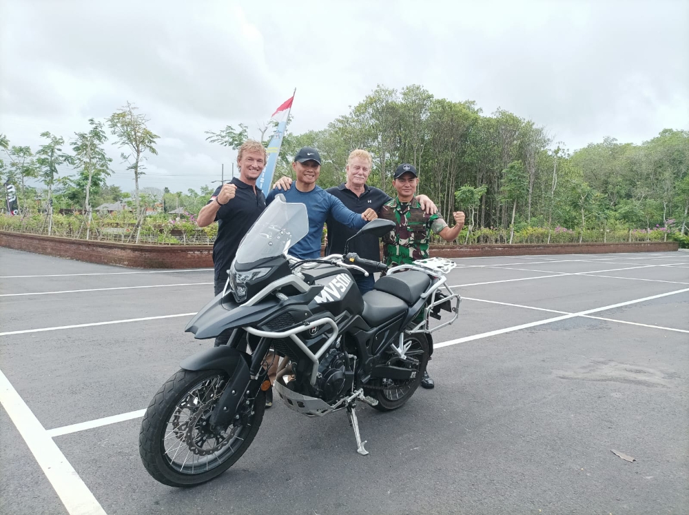 AMAN DAN NYAMAN: Denpom IX/3 Denpasar bekerja sama dengan Hunter Motorcycles Indonesia gelar safety riding di Tahura Mangrove, Denpasar, Sabtu (8/7/2023). (NI KADEK NOVI FEBRIANI/RADAR BALI)