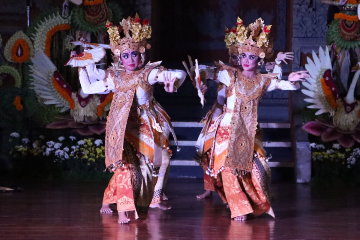 MEMUKAU: Tari legong Bapang Durga yang disuguhkan Duta Kota Denpasar di arena Pesta Kesenian Bali ke-45 tahun 2023.