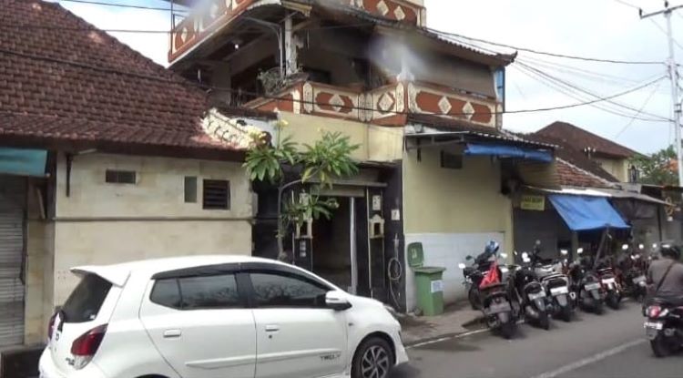 TAK PERCAYA: Kawasan rumah kediaman keluarga besar tak percaya Sudiantara bunuh anaknya sendiri sebelum bunuh diri.