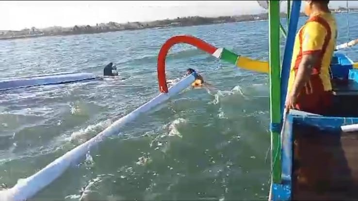 CELAKA: Sebuah perahu boat pengangkut logistik dari pelabuhan Sanur ke Nusa Lembongan terbalik dan tenggelam di perairan Sanur, Mingg 9 Juli 2023.