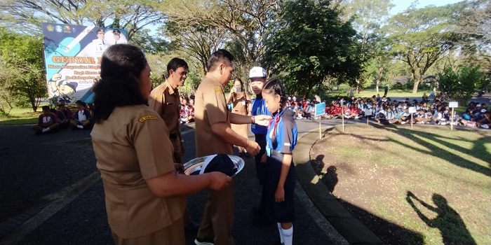 Seluruh siswa baru dari seluruh sekolah di Jembrana dikumpulkan di Kebun Raya Jagatnatha oleh Dinas Pendidikan, Pemuda dan Olahraga Jembrana, Senin (10/7).