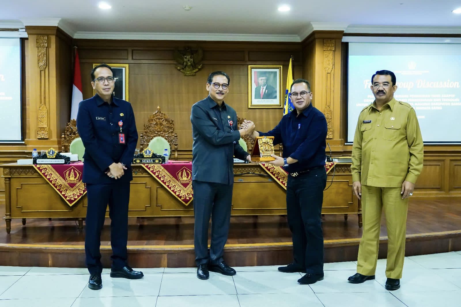 ADAPTIF: Asisten Cok. Raka Darmawan (dua dari kiri) saat membuka FGD bidang Pendidikan di Badung di Ruang Rapat Kriya Gosana Puspem Badung, Senin (10/7/2023). (Diskominfo Badung)