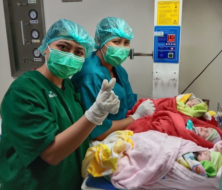 HEBOH: Perawat menunjukkan bayi kembar tiga putra dari pasutri Ni Wayan Arnira dan I Ketut Suandika. Pasutri asal Banjar Tabu, Songan, Kintamani, Bangli, 6 jULI 2023.