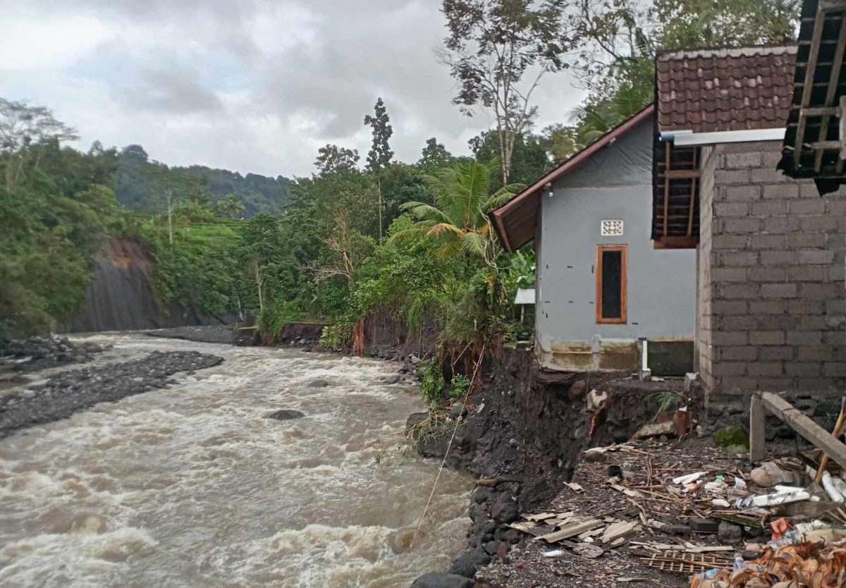 TERGERUS: Kondisi rumah warga Banjar Dinas Budamanis, Desa Sidemen yang tergerus aliran sungai Tukad Unda.