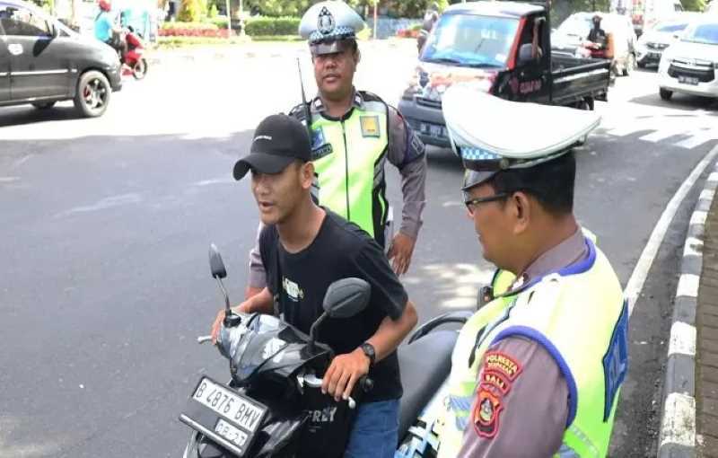 PENDEKATAN YANG MANUSIAWI : Operasi kepatuhan beberapa waktu lalu. Operasi serupa akan digelar lagi dengan pendekatan kemanusiaan.