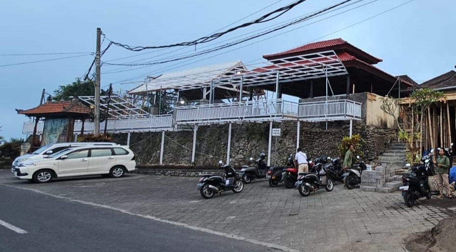 CAPLOK LAHAN: Sebuah restoran yang belum memasang plang nama dibangun diatas lahan subak desa adat Jatiluwih Tabanan.