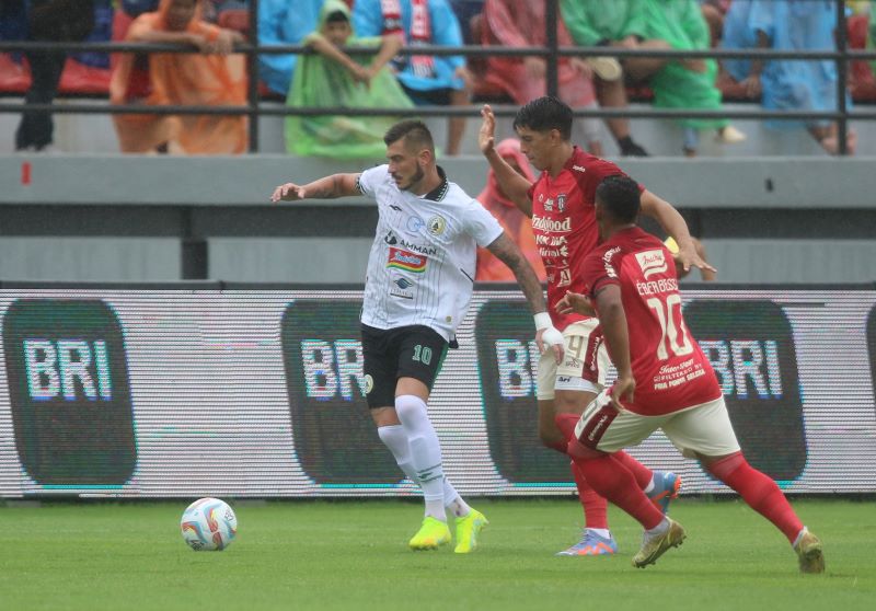 GAYA PERMAINAN SUDAH DIHAFAL LAWAN : Bali United saat menjamu PSS Sleman di laga pembuka Liga 1 di Stadion Kapten I Wayan Dipta.