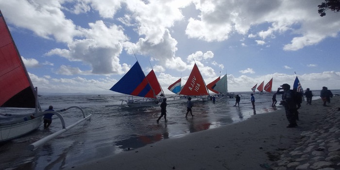 Sebanyak 21 nelayan di Nusa Penida mengikuti Lomba Perahu Tradisional Kapolda Bali Cup dalam rangka Hari Bhayangkara ke-77 di Pantai Pura Dalem Batununggul, Nusa Penida.