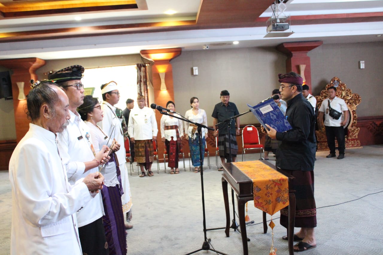 ROLLING: Wali Kota Denpasar, I Gusti Ngurah Jaya Negara (kanan) melantik dan mengambil sumpah 61 pejabat di Graha Sewakadarma Kota Denpasar, Senin (10/7/2023). (Humas Pemkot Denpasar)