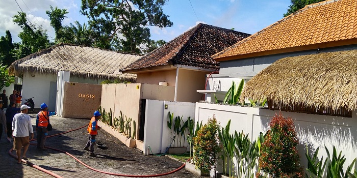 Petugas saat memadamkan api di Vila Oasis.