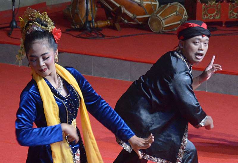 BIKIN NGAKAK :  Sanggar Seni Kusuma sukses mengocok  perut penonton  menampilkan komedi khas Betawi di Wantilan Art Centre.