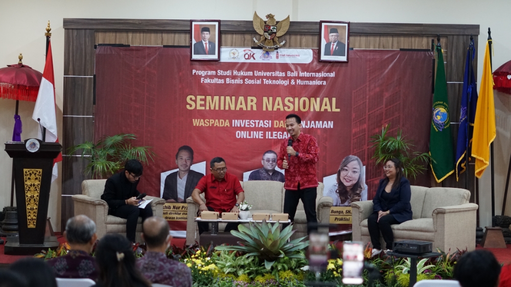 SESI II: Analis Deputi Direktur Manajemen Rapat Dewan Komisioner OJK Shokib Nur Prasetyo (berdiri) bersama (duduk dari kiri) Ragawi Numadi,IGA Rai Wirajaya dan Dr. Dewi Bunga (8/7/2023). (UNBI)