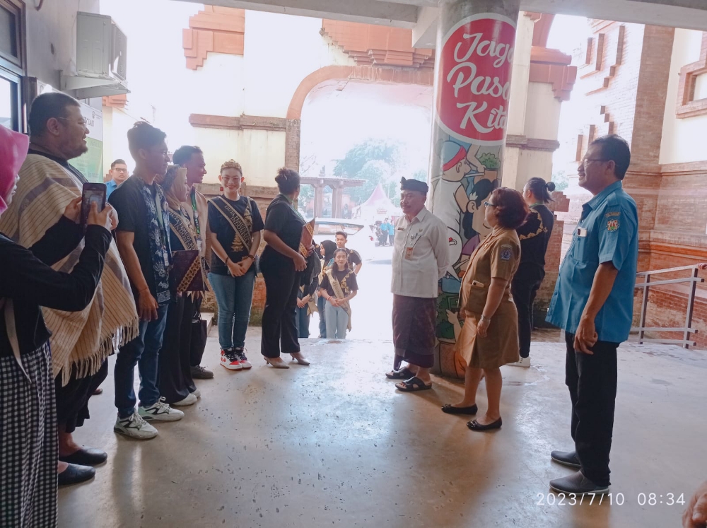 KEARIFAN LOKAL: Direktur Utama Perumda Pasar Sewakadarma Ida Bagus Kompyang Wiranata (kanan) menerima Yayasan Arunika Cipta Abadi di Pasar Badung, Senin (10/7/2023). (Radar Bali Photo)