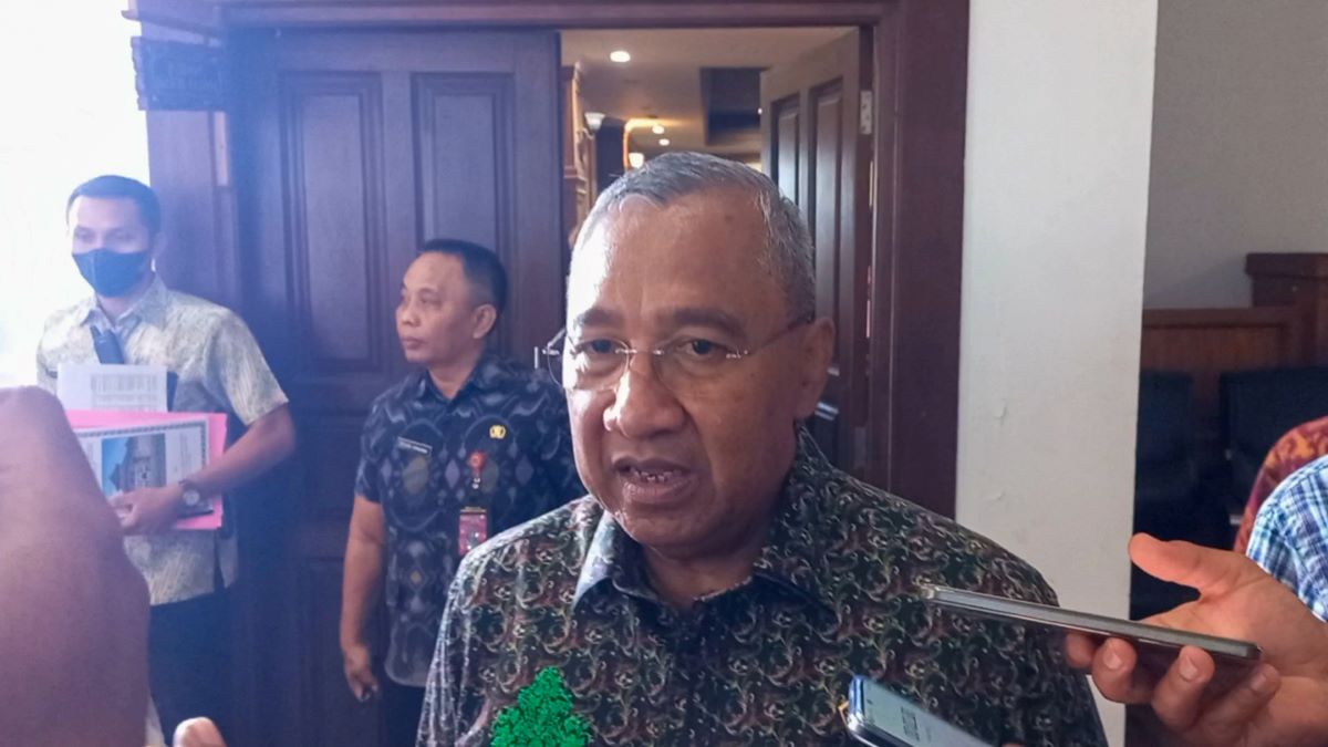 BAHASA SANTUNAN: Ketua DPRD Kabupaten Badung I Putu Parwata