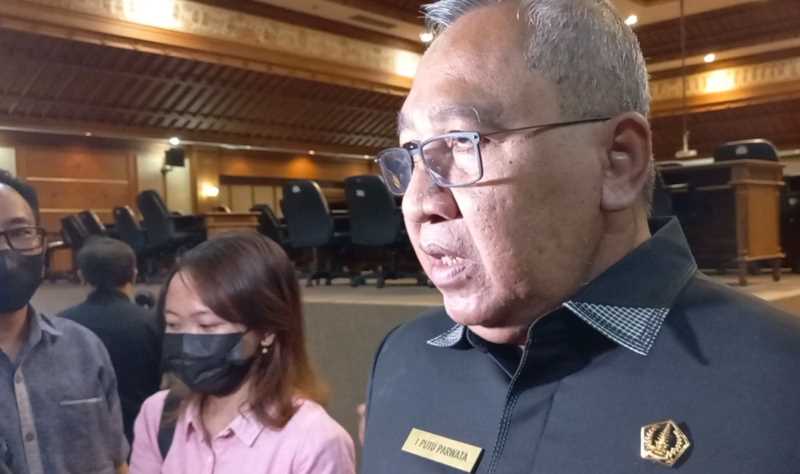 MENGKAJI PROTES PEDAGANG : Ketua DPRD Badung Kabupaten Badung,I Putu Parwata.