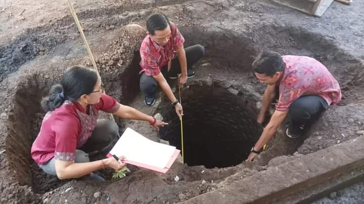 SUMUR DI SEKOLAH: tim cagar budaya Dinas Kebudayaan Tabanan yang melakukan identifikasi sumur tua di SDN 1 Dauh Peken, Banjar Dukuh, Desa Dauh Peken Tabanan.