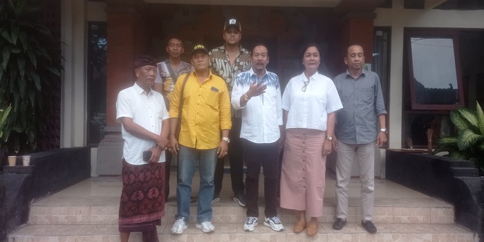 Dewa Made Suamba Negara (tengah) bersama Ketua DPD II Golkar Klungkung Luh Komang Ari Ayu Ningrum (dua dari kanan) dan Nyoman Wiryanto (dua dari kiri) di kantor Golkar Bali, Denpasar, Rabu (12/7/2023