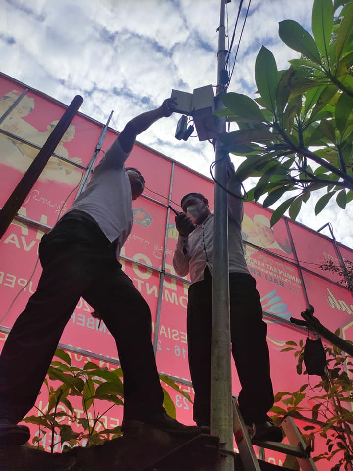 Staf Dinas Kominfo Buleleng mengecek CCTV yang terpasang di kawasan Tugu Singa Ambara Raja.